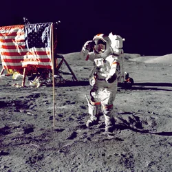 Cernan saute et salue le drapeau, 1972