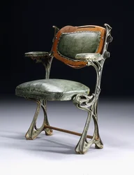 Une chaise en fer et en bois conçue pour la salle de concert Humbert de Romans, Paris
