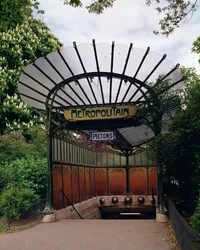Entrée du métro Porte Dauphine, conçue par Hector Guimard (1867-1942)