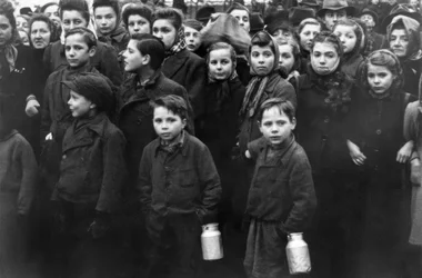Monument de Zille à Berlin, enfants regardant