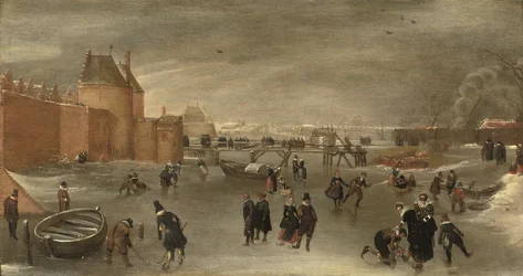 Patineurs, joueurs de kolf et traîneaux sur une rivière gelée près de la porte de la ville St. Janspoort, avec la Kruispoort en arrière-plan et le moulin Pink au-delà, Haarlem