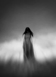 Une femme mystérieuse et éthérée