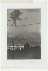 Funambule avec un paquet sur le dos au-dessus d