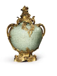 Un des deux vases et couvercles de style Louis XV, montures datées de 1883, porcelaine fin XVIIIe-début XIXe siècle