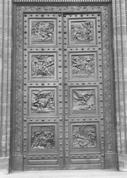 Vue de la porte de La Madeleine comprenant huit panneaux en relief représentant le Décalogue et des scènes de l