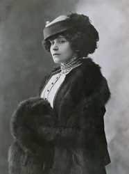 Colette, pseudonyme de Sidonie-Gabrielle Colette (Saint-Sauveur-en-Puisaye)
