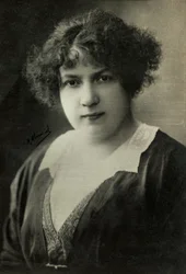Portrait of Mme Adolphe Brisson dit Yvonne Sarcey (photo)