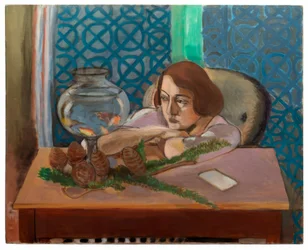 Femme devant un aquarium