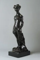 Fille debout, les bras le long du corps