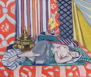 Odalisque en jupe-culotte grise