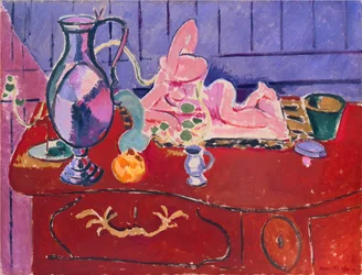 Statuette rose et cruche sur une commode rouge