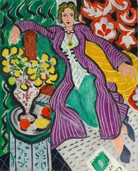 Femme en manteau violet
