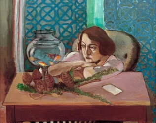 Femme devant un aquarium