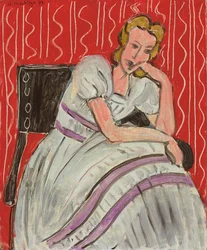 Jeune femme assise en robe grise
