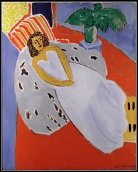 Jeune femme en blanc sur fond rouge