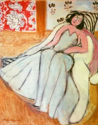 Jeune femme avec manteau de fourrure blanche
