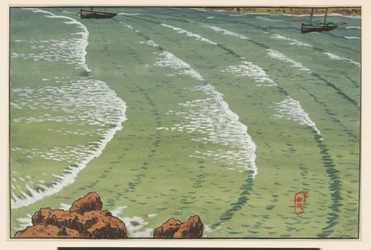 Mer dans une baie, avec des navires au large de la côte rocheuse