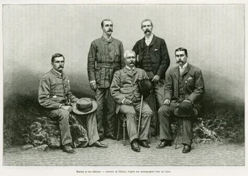 Portrait de Henry Morton Stanley (John Rowlands 1841-1904) entouré de ses officiers de gauche à droite : Dr. Thomas Heazle Parke (1857-93), Robert H. Nelson, William G. Stairs, et Arthur J. M. Jephson. Gravure de Thiriat, pour illustrer l