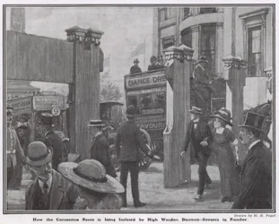 Comment la route du couronnement est isolée par de hautes barrières en bois