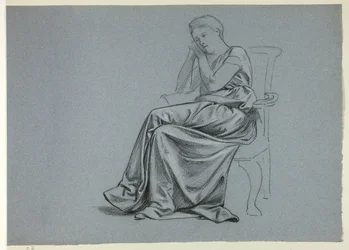 Femme en robe ample sur une chaise