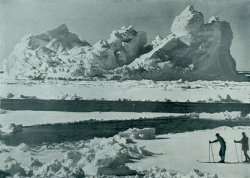 Un iceberg se brisant dans la banquise, vers 1910-1913, 1913