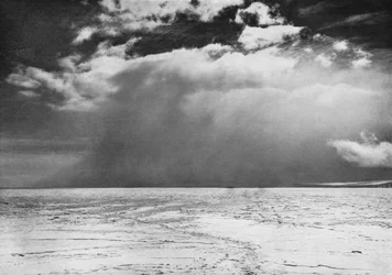 Une tempête de neige approchant sur la glace de mer