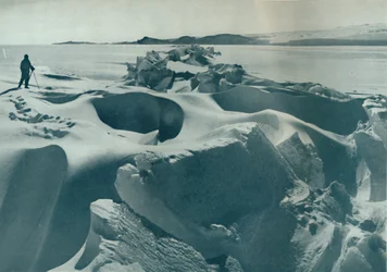 Une crête de pression dans la glace de mer se dirigeant vers le cap Barne, 1911