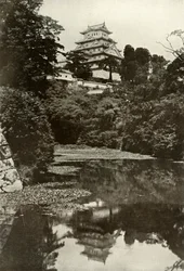 Un vieux château féodal depuis le fossé, 1910