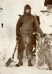 Capitaine L. E. G. Oates près de la porte de l