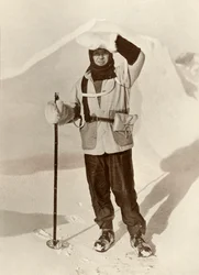 Le capitaine Scott portant le portefeuille dans lequel il transportait ses journaux de traîneau, vers 1910-1911, 1913