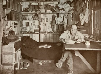 Le capitaine Scott dans son antre, vers 1911, 1913