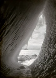 Grotte sculptée dans la glace