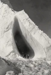 Grotte sculptée dans la glace