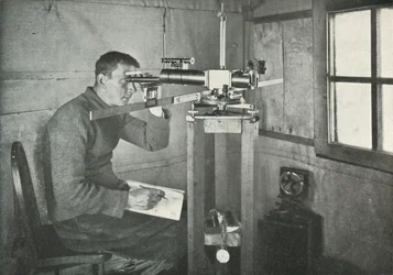 Dr. Simpson au magnétomètre unifilaire, 1911, 1913