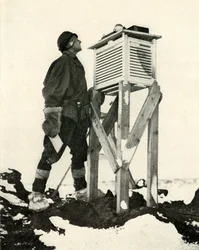 Dr. Wilson observant les premiers rayons de soleil enregistrés, vers 1911, 1913