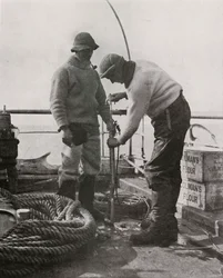 Dr. Wilson et Dr. Atkinson chargeant le fusil harpon, vers 1910 1913, 1913