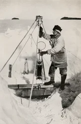 E. W. Nelson avec la bouteille d