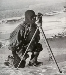 Lieut. E. R. G. R. Evans en train de relever avec le théodolite de quatre pouces, octobre 1911, 1913