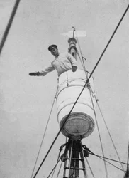 Lieutenant Evans dans le nid-de-pie, vers 1910-1913, 1913