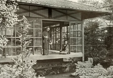 Namikawa San nourrissant ses carpes, 1910
