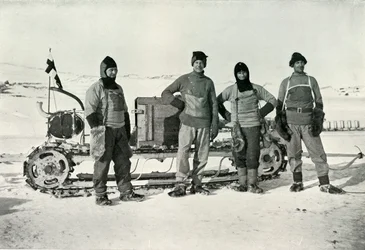 Le groupe de motards de gauche à droite - Lashly, B.C. Day, Lieut. Evans, Hooper, octobre 1911