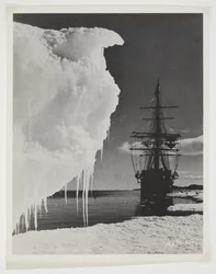 Le Terra Nova au pied de la glace
