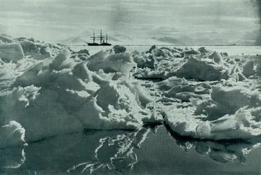Le Terra Nova dans le détroit de McMurdo, vers 1910-1913, 1913