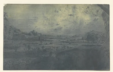 Vallée de montagne avec champs clôturés
