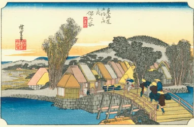Hodogaya - Un village en bord de route avec une colline ronde au loin