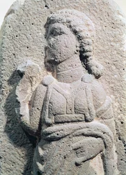 Relief représentant une femme hittite en costume traditionnel, de Syrie, vers 1300-1200 av. J.-C.