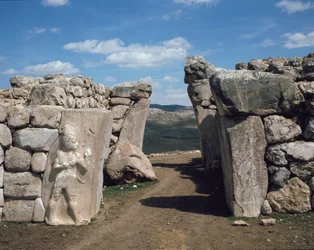 La porte du roi, avec bas-relief à gauche représentant le dieu de la guerre