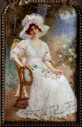 Jeune femme assise dans le jardin
