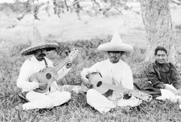 Musiciens mexicains jouant de la guitare, vers 1920 (photo n/b)