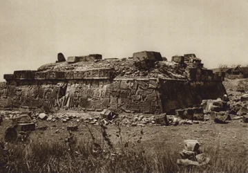 Mexique : Pyramide de Xochicalco, avant la restauration (photo n/b)